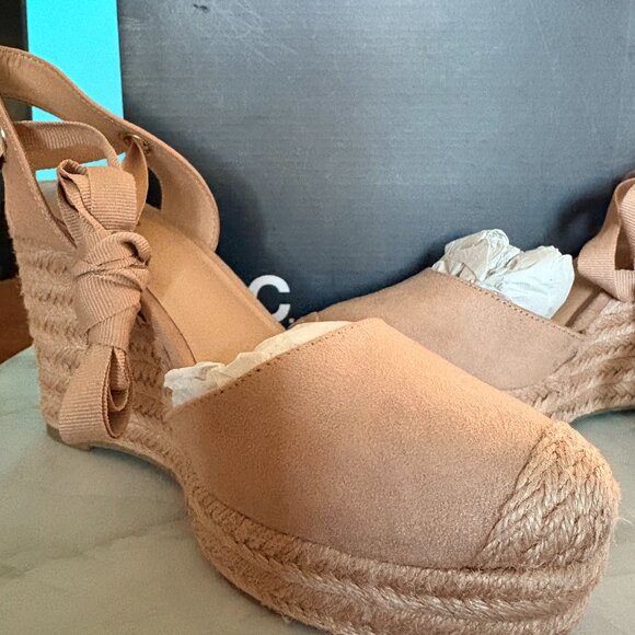 NIB INC Wedge Shoes MAISIEF Blush Size 9M - Picture 1 of 4
